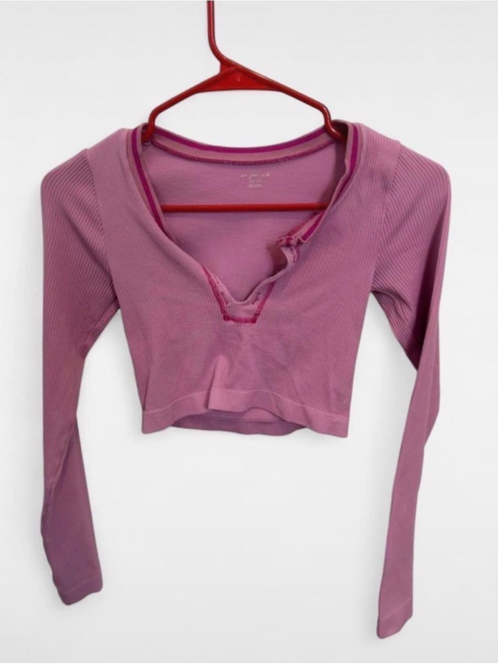 Urban Outfitters Ribbed Long-Sleeve V-Notch Crop Top - Mauve Pink